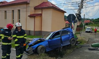 Accident grav în Feleacu: Mașină distrusă după ce a intrat în stâlp