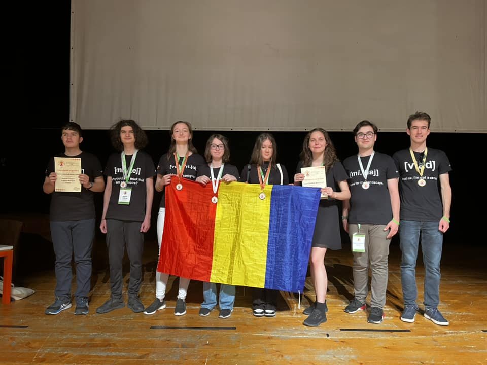 Opt elevii români, dintre care doi din Cluj, premiați la Olimpiada Internațională de Lingvistică