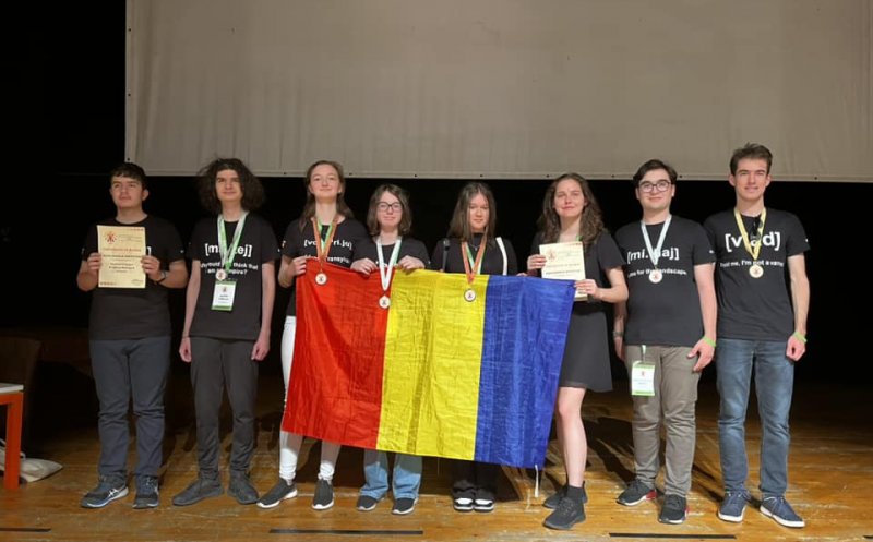 Opt elevii români, dintre care doi din Cluj, premiați la Olimpiada Internațională de Lingvistică