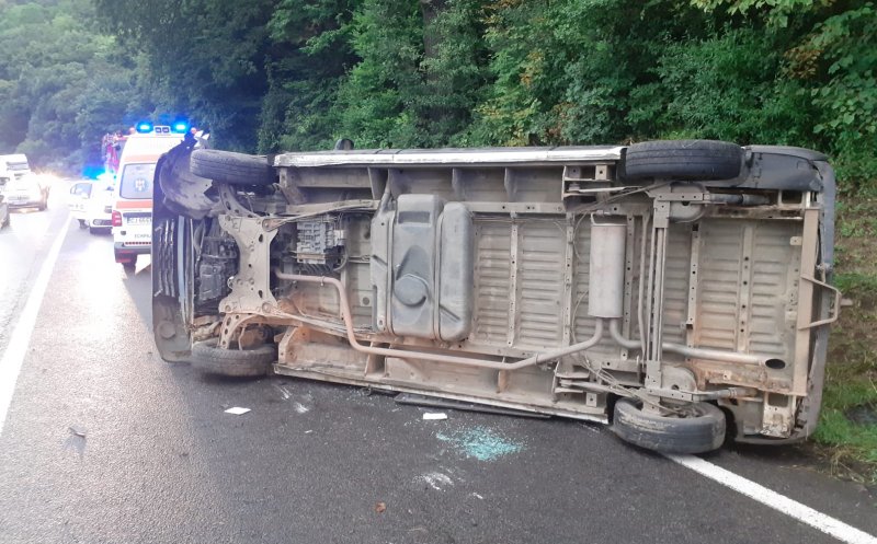 ACCIDENT între o dubă și o mașină pe Cluj - Oradea