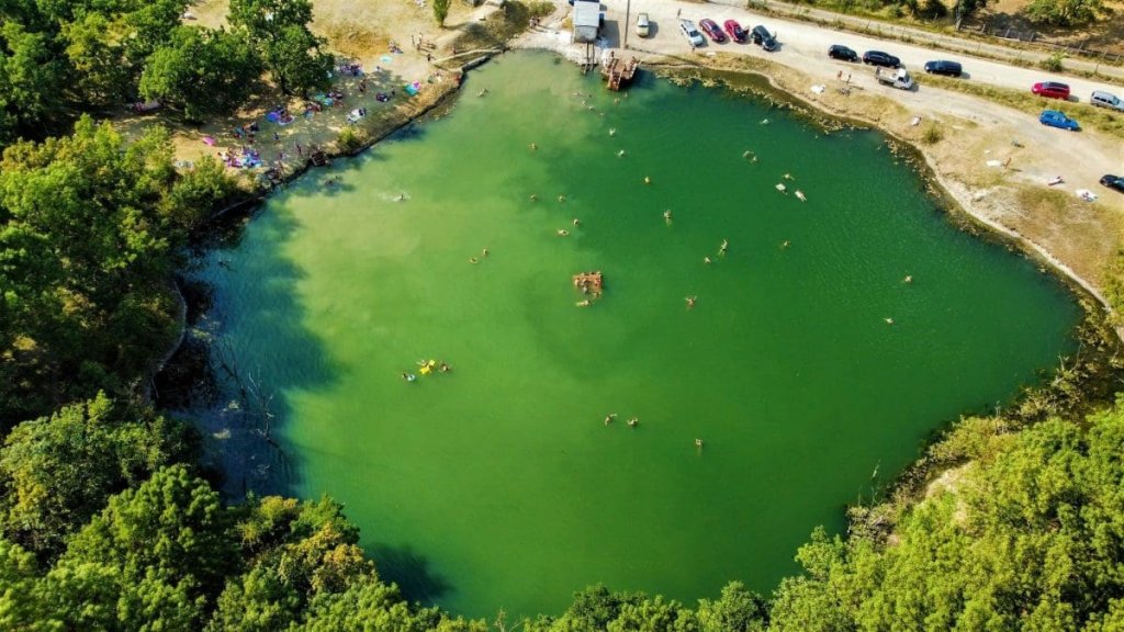 Lacul ”Tarzan” sau ”Lacul fără fund”, o comoară la 35 de km de Cluj-Napoca / Legenda cu nuntașii și zestrea miresei