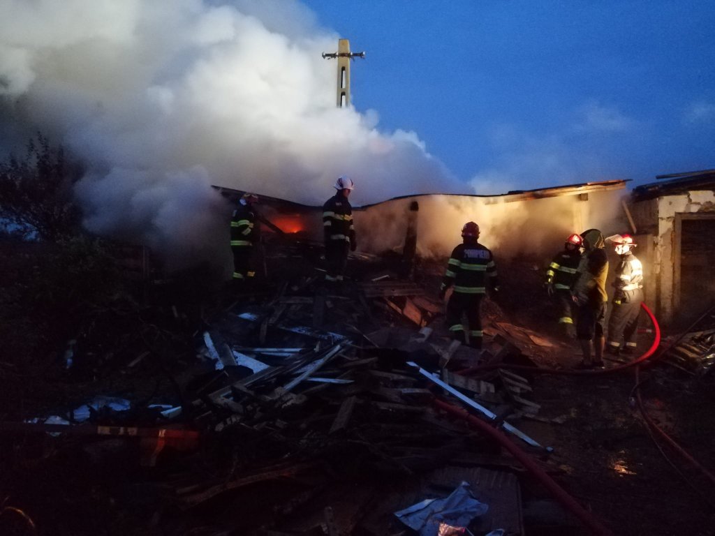 INCENDIU în Cluj: S-a aprins un atelier de mobilă / Pompierii au stabilit cauza probabilă