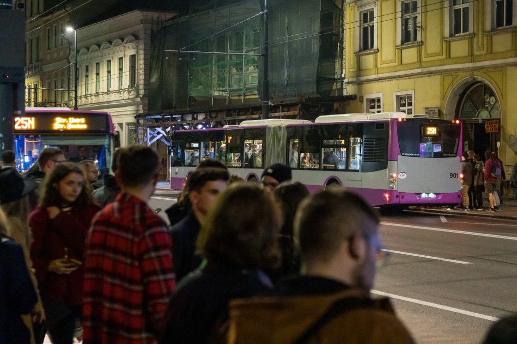 Cluj: Mai multe autobuze și program până dimineața pentru liniile de noapte, în perioada UNTOLD