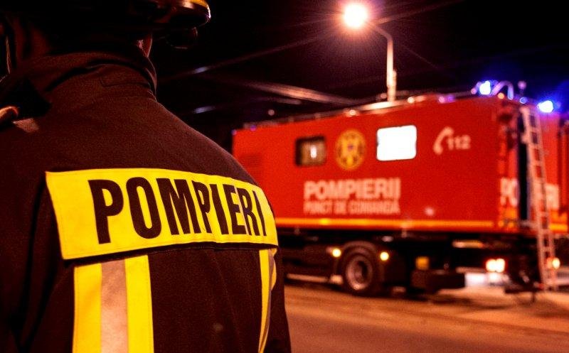 Pompierii au folosit o scară pentru a intra într-un apartament din Gherla. O femeie nu răspundea de două zile