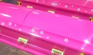 Nebunia Barbie: Firmă de pompe funebre produce deja sicrie roz cu căptuşeală