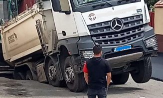 Un camion de zeci de tone s-a SCUFUNDAT în asfalt. Betonul a cedat sub greutatea lui