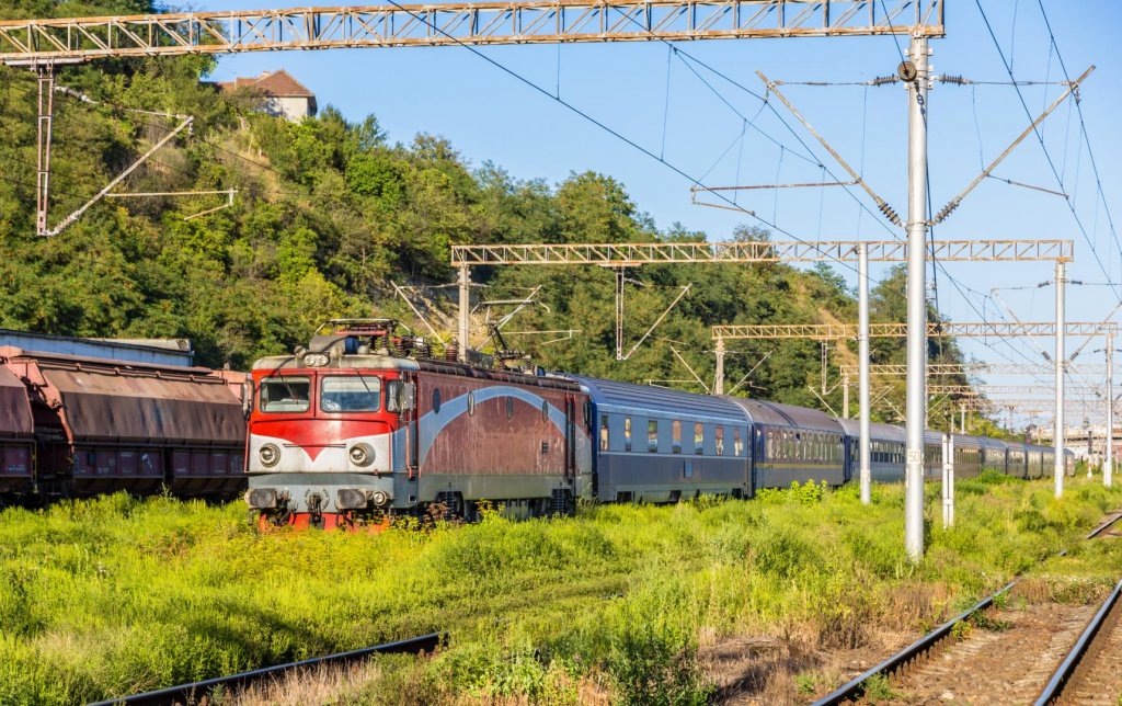 Trenul de călători Cluj-București a rămas fără o ușă în mers. Întârzieri de peste o oră