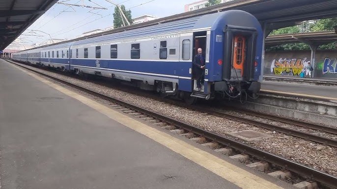 Incident cu un tren de călători Cluj-Napoca – București Nord. Un vagon a rămas fără ușă