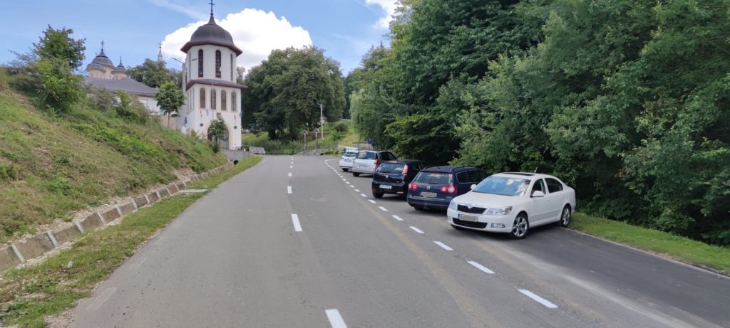Veste bună pentru pelerinii care merg la Nicula! Drumul către Mănăstire a fost reparat