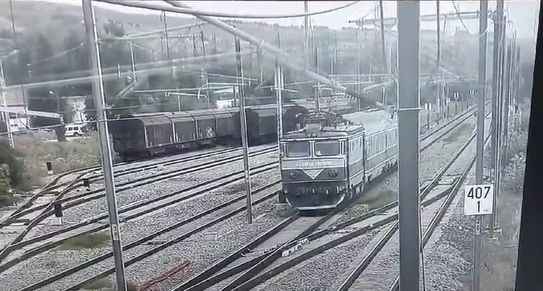 CFR Călători şi CFR Infrastructură, ceartă pe cazul cu ușa căzută la trenul Cluj - București. VIDEO cu momentul în care se rupe ușa