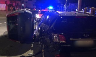 Accident urât pe o stradă din Cluj-Napoca! O mașină s-a răsturnat, iar un bărbat a fost rănit
