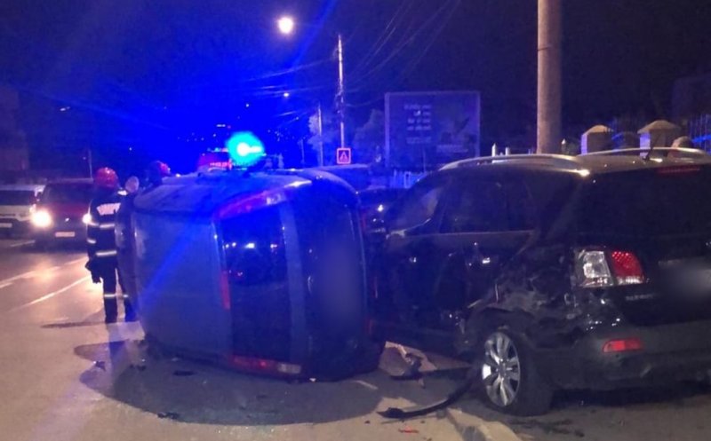 Accident urât pe o stradă din Cluj-Napoca! O mașină s-a răsturnat, iar un bărbat a fost rănit