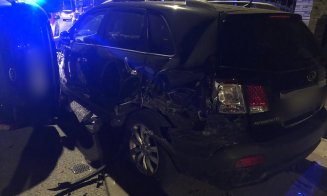Accident urât pe o stradă din Cluj-Napoca! O mașină s-a răsturnat, iar un bărbat a fost rănit
