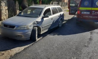 Accident în județul Cluj între o mașină și o motocicletă. Un tânăr a refuzat să meargă la spital
