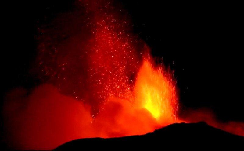 Zborurile au fost anulate pe aeroportul Catania din Sicilia. Etna a erupt din nou