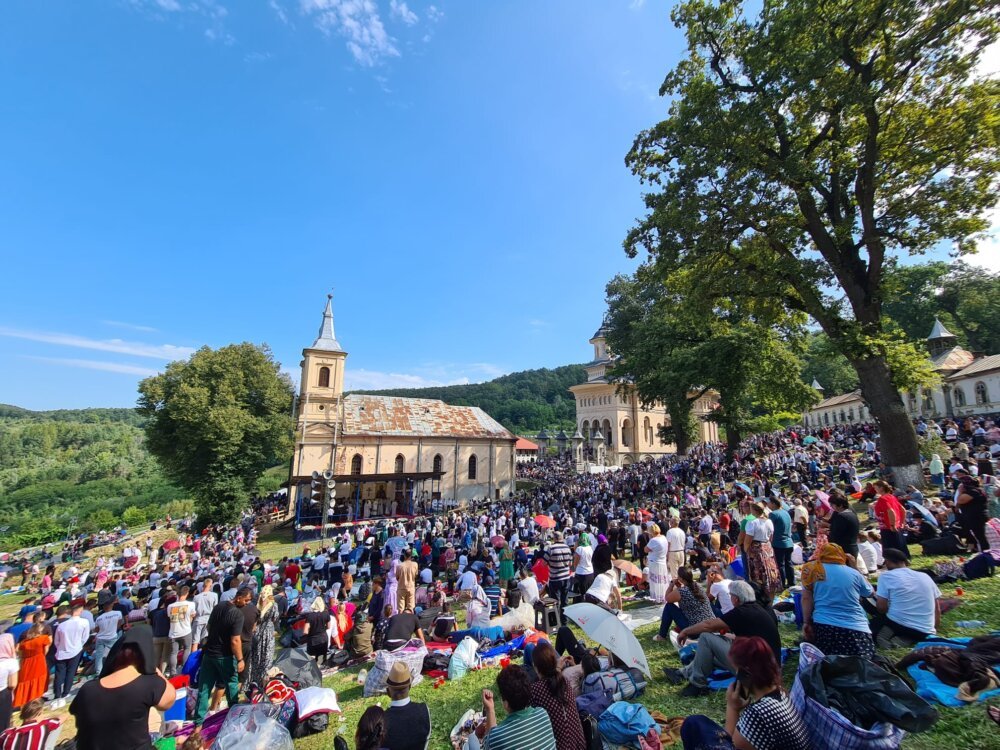 Peste 30.000 de pelerini au participat la slujba de la Mănăstirea Nicula, cu ocazia Praznicului Adormirii Maicii Domnului