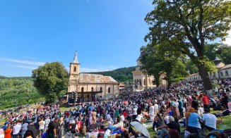 Peste 30.000 de pelerini au participat la slujba de la Mănăstirea Nicula, cu ocazia Praznicului Adormirii Maicii Domnului