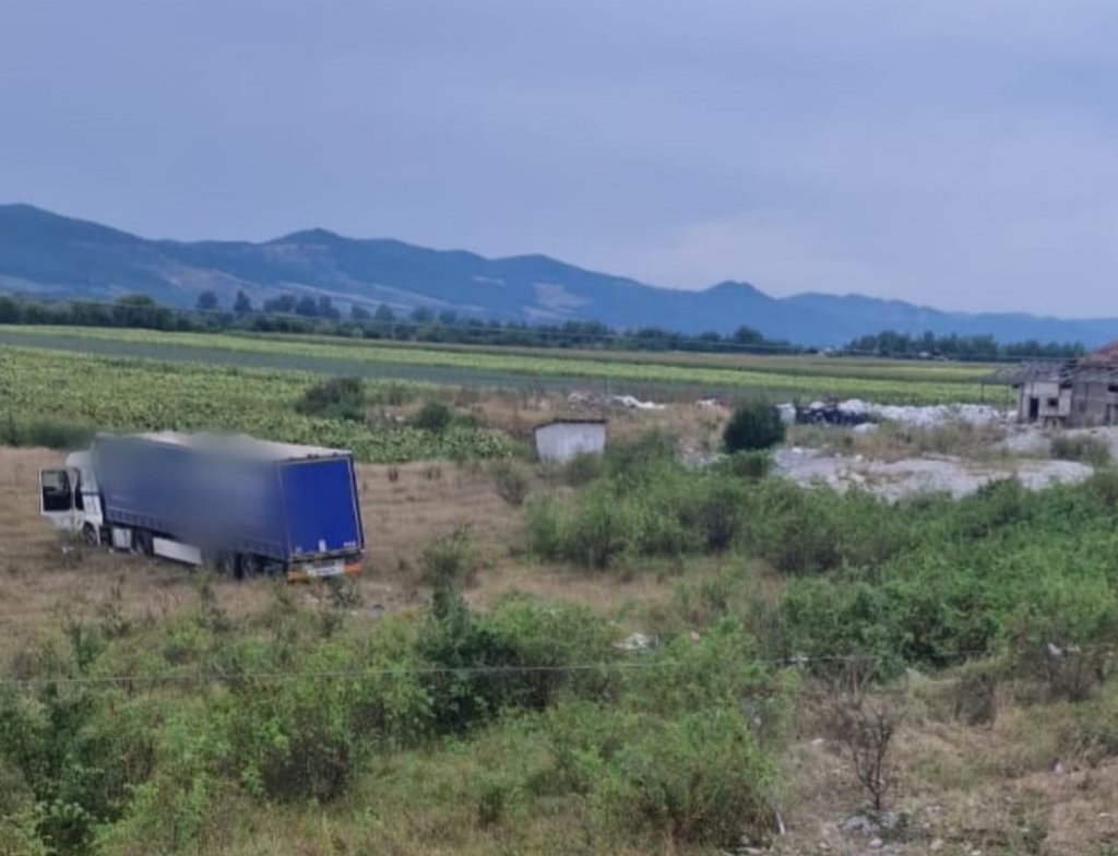 Accident rutier GRAV în Cluj! Un camion a provocat un incendiu / Șoferul, transportat de urgență la spital