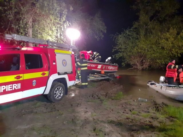 Părţi dintr-un cadavru uman, găsite în Mureş. Ar putea fi fetiţa de 7 ani care era de negăsit din vacanţa de 1 Mai, când o barcă cu 12 oameni s-a răsturnat în râu