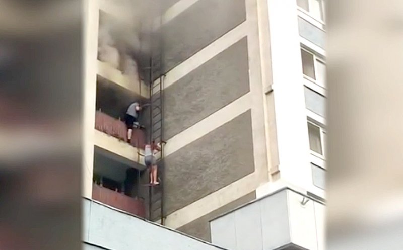 A luat foc un hotel din Băile Felix! Turiştii, evacuaţi pe scara exterioară de incendii / Incendiul a fost stins