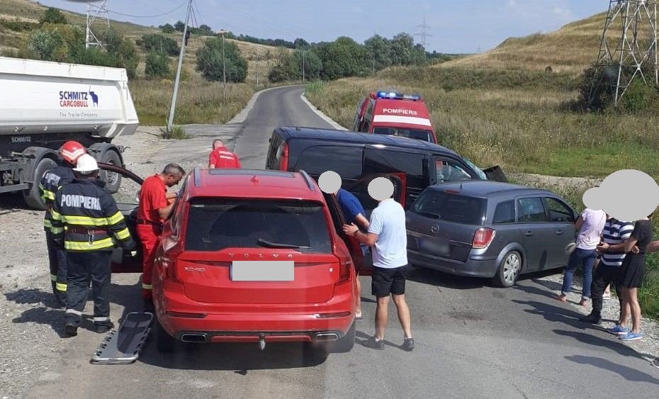 ACCIDENT cu un camion, o mașină și un microbuz în județul Cluj. Un copil de 6 ani și o femeie au ajuns la spital / Cum s-a petrecut incidentul