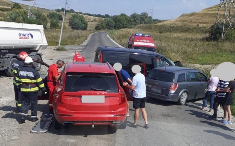 ACCIDENT cu un camion, o mașină și un microbuz în județul Cluj. Un copil de 6 ani și o femeie au ajuns la spital / Cum s-a petrecut incidentul