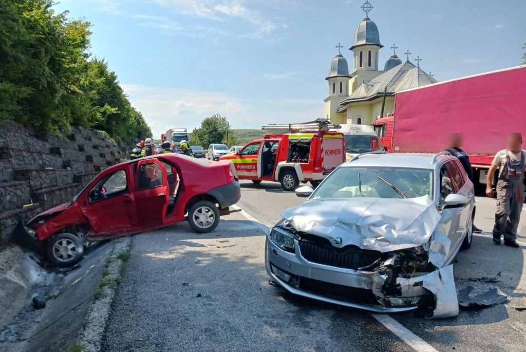 Accident cu două mașini în Bunești! Un autoturism s-a aprins / Bărbat de 80 de ani, transportat la spital