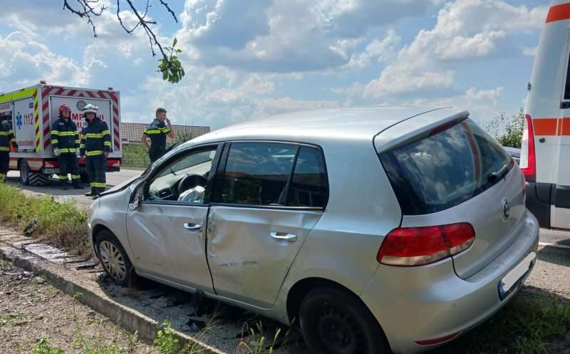 Accident într-o localitate din Cluj! Mașină ieșită în decor / Femeie, transportată la spital