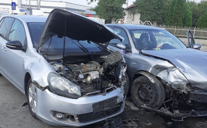 Accident în Huedin. Două mașini s-au ciocnit