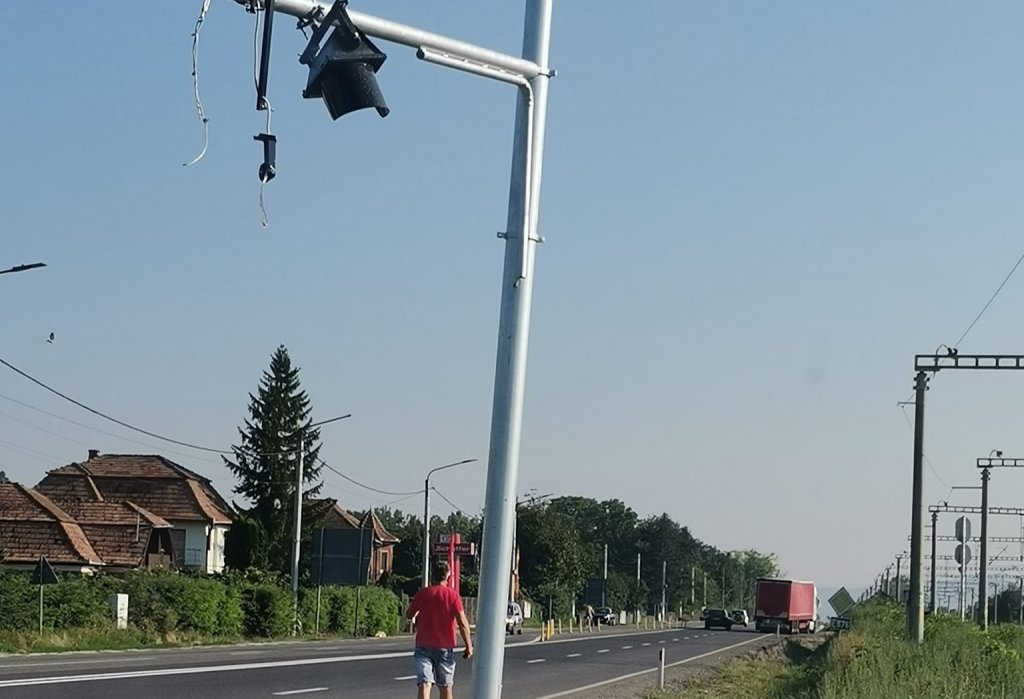 Semafor nou montat prea jos într-un sat din Cluj, rupt după o zi. “Azi-mâine cade și stâlpul”