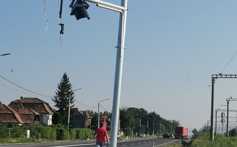 Semafor nou montat prea jos într-un sat din Cluj, rupt după o zi. “Azi-mâine cade și stâlpul”