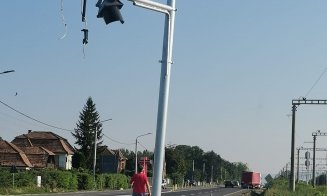 Semafor nou montat prea jos într-un sat din Cluj, rupt după o zi. “Azi-mâine cade și stâlpul”