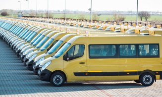 Elevii din 34 de comune din Cluj vor merge la școală cu microbuze electrice