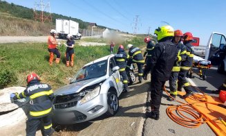 Accident cu două mașini pe Bulevardul Muncii. Două persoane, rămase încarcerate/ Se circulă în coloană