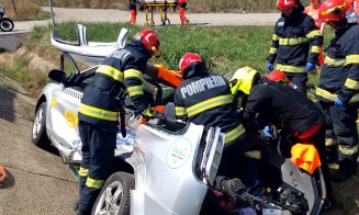 Accident cu două mașini pe Bulevardul Muncii. Două persoane, rămase încarcerate/ Se circulă în coloană