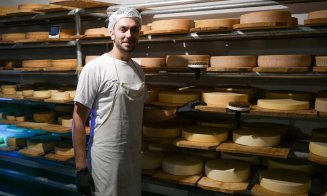 Un antreprenor din Cluj a reuşit să îşi creeze propriul brand de brânză. Are şi fermă unde crește vaci, bivolițe, capre şi oi