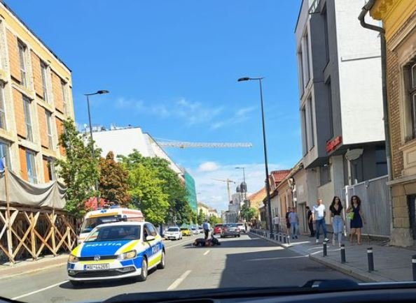 Accident cu scuter pe o stradă din centrul Clujului. Poliția și Salvarea, la fața locului