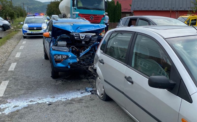 ACCIDENT într-o localitate din Cluj! Două mașini implicate / Trei adulți și doi copii, transportați la spital