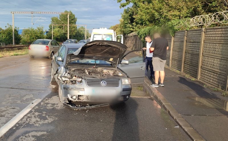 ACCIDENT în Cluj ca la biliard: Un şofer de 20 de ani a lovit din spate o autoutilitară şi a proiectat-o în altă maşină