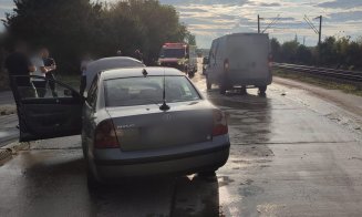 ACCIDENT în Cluj ca la biliard: Un şofer de 20 de ani a lovit din spate o autoutilitară şi a proiectat-o în altă maşină