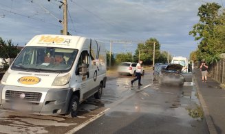 ACCIDENT în Cluj ca la biliard: Un şofer de 20 de ani a lovit din spate o autoutilitară şi a proiectat-o în altă maşină