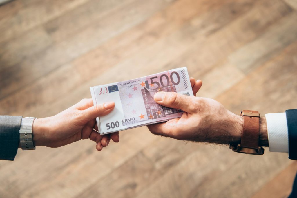 Burse de 5.000 euro pentru profesorii universitari și doctoranzii ce folosesc metode inovatoare de predare. Până când se pot înscrie