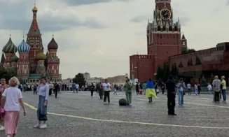 Neînfricata de la Moscova. O tânără învelită în steagul Ucrainei s-a plimbat prin Piața Roșie