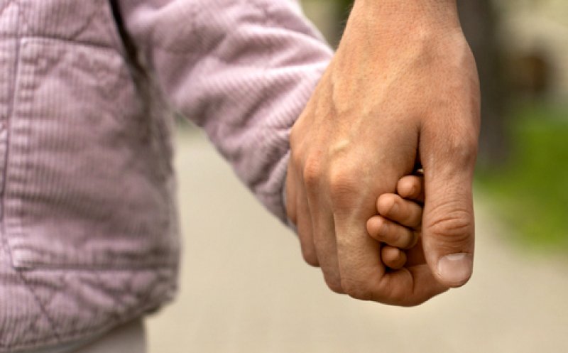 Declic: "A fi orfan nu este o alegere!" / Minsterul Educaţiei s-a răzgândit: A inclus în cele din urmă şi orfanii de un părinte la bursa socială