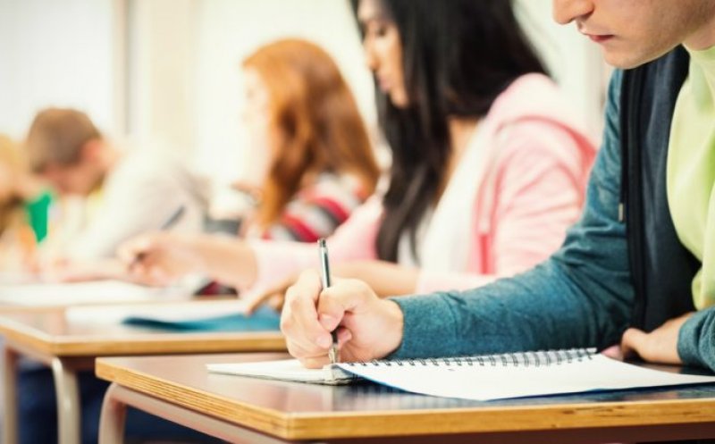 Toți elevii cu medii generale peste 9,50, dar și primii 30% elevi din fiecare clasă, vor primi burse de merit