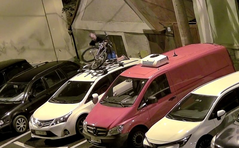 Hoț de biciclete surprins de camerele de supraveghere, în centrul Clujului. Vezi cum a acționat
