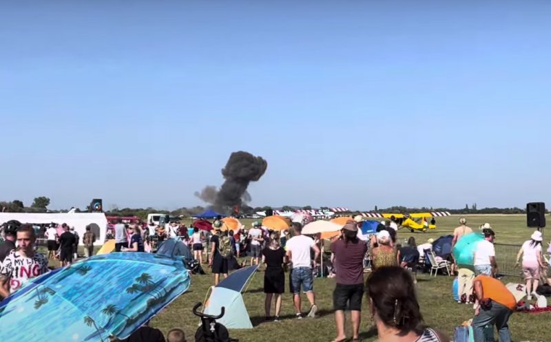 Un avion s-a prăbușit în timpul unui show aviatic din Ungaria. Două persoane au murit, iar alte patru au fost grav rănite