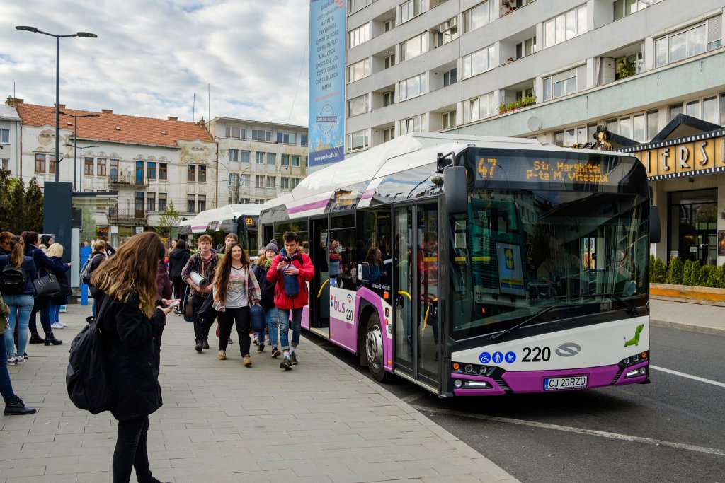 Elevii din Cluj-Napoca și mai multe comune, transport GRATIS cu autobuzele CTP. Cum pot fi încărcate abonamentele