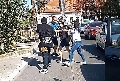 IPJ Cluj ne anunţă că face cercetări după bătaia din trafic de marţi / "Noroc cu doamnele care au intervenit prompt", scriu clujenii