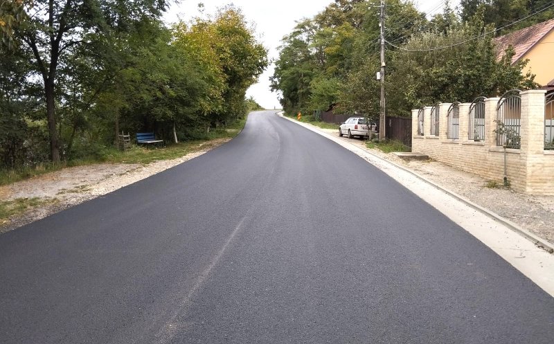 Asfalt „ca în palmă” pe un drum spre zona de munte din Cluj